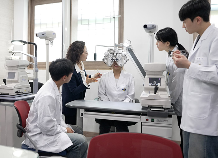 교수님께 설명을 듣고 있는 학생들 모습